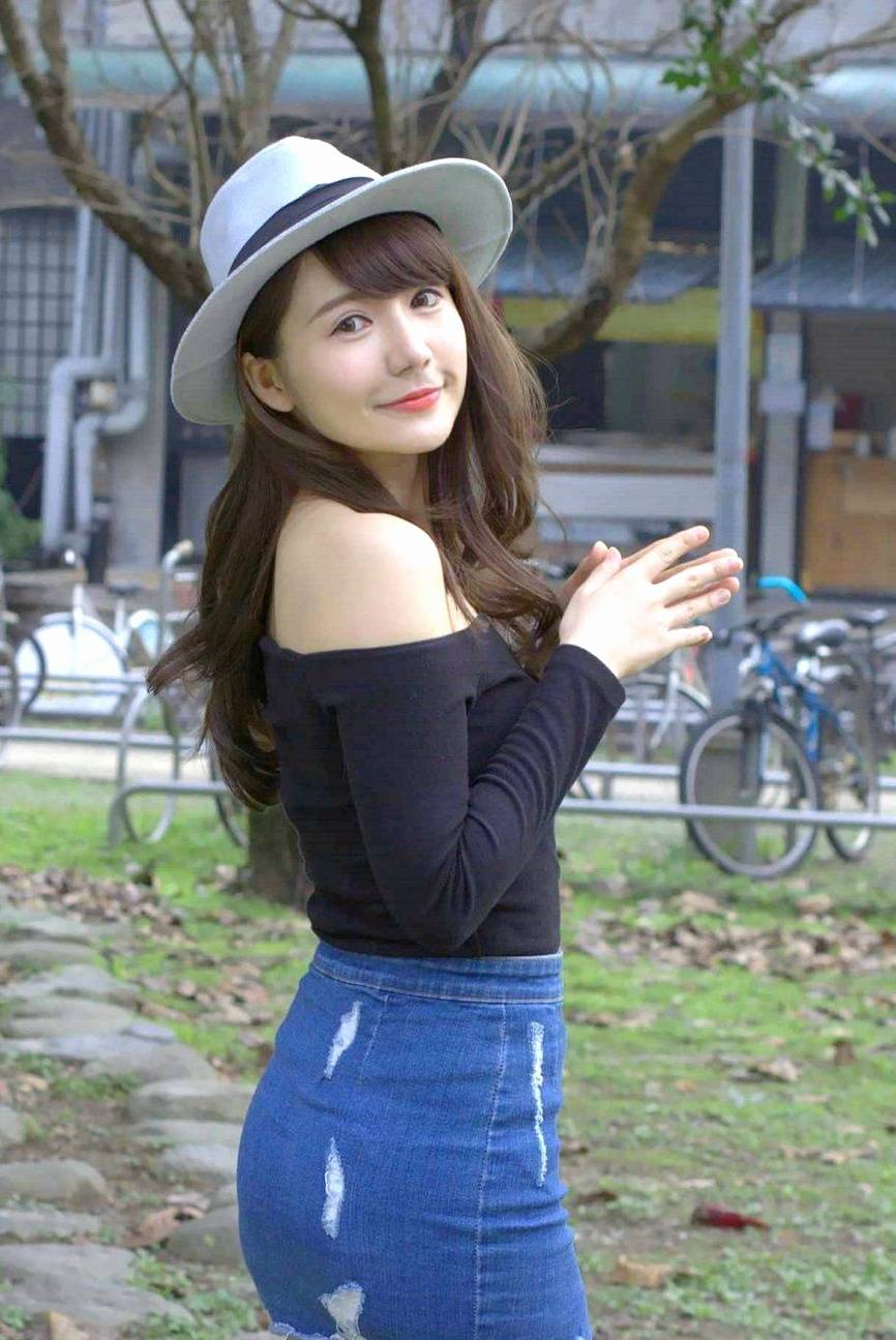 微胖美女牛仔裙打造纤细长腿,显丰满的身姿,轻松展现成熟魅力!