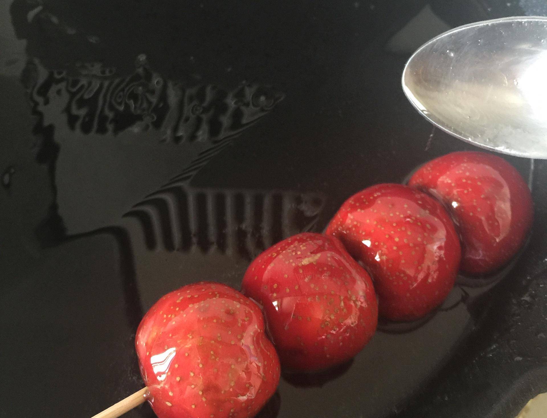 熬糖浆时牢记这2点,冰糖葫芦晶莹剔透不反沙,嘎嘣脆还不黏牙