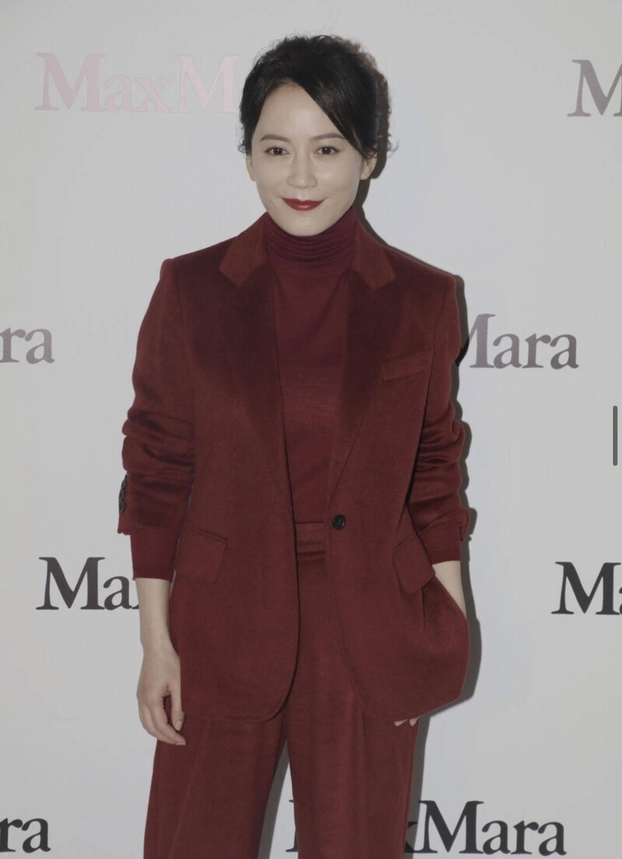 俞飞鸿从骨子里散发的高级感,穿枣红色西装套装出席活动,超漂亮