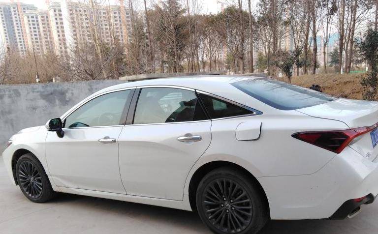 白色尊贵亚洲龙,驰骋出独一无二的豪车范