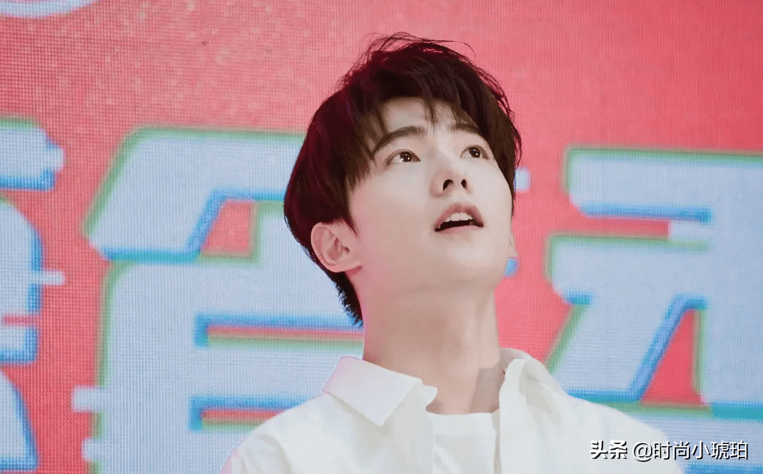 男明星的仰脸照王一博变样李易峰显胖杨洋鹿晗好精致