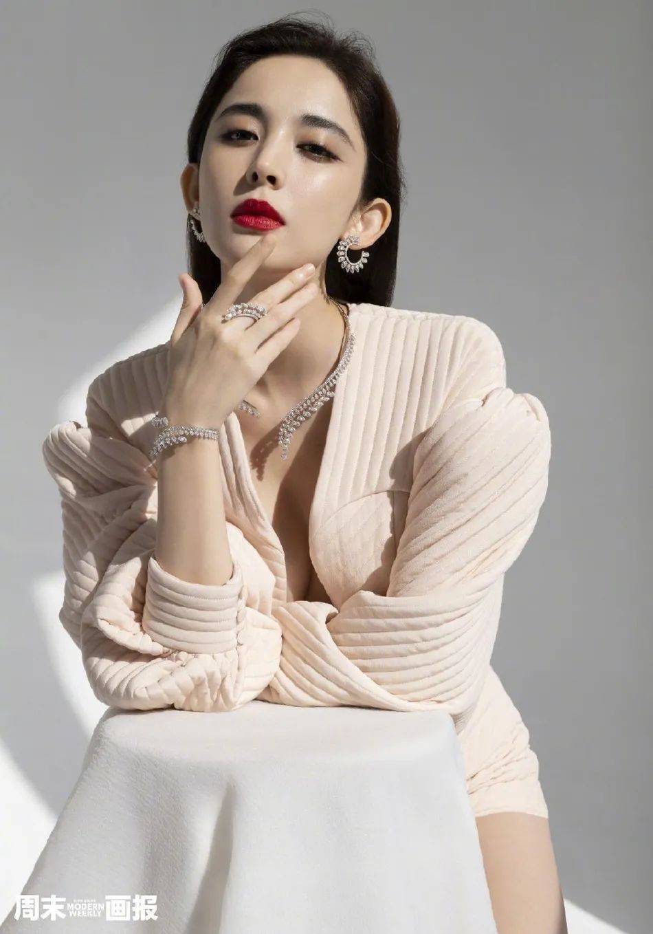 原创美女娜扎穿深v裙小露火辣身材雪肤白皙性感迷人