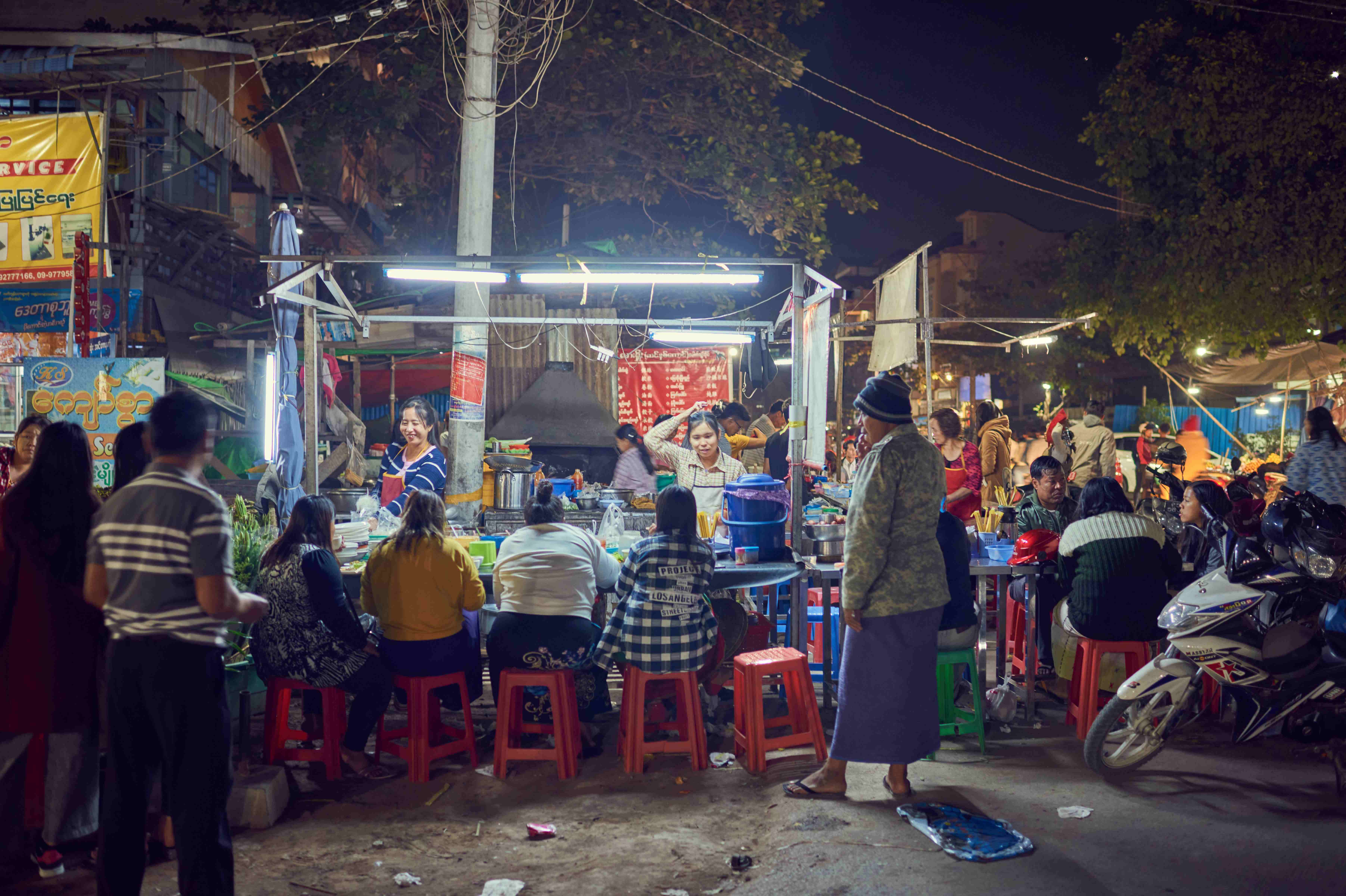 缅甸第二大城市曼德勒,夜幕下最热闹市场,行色人群尽显古老文化