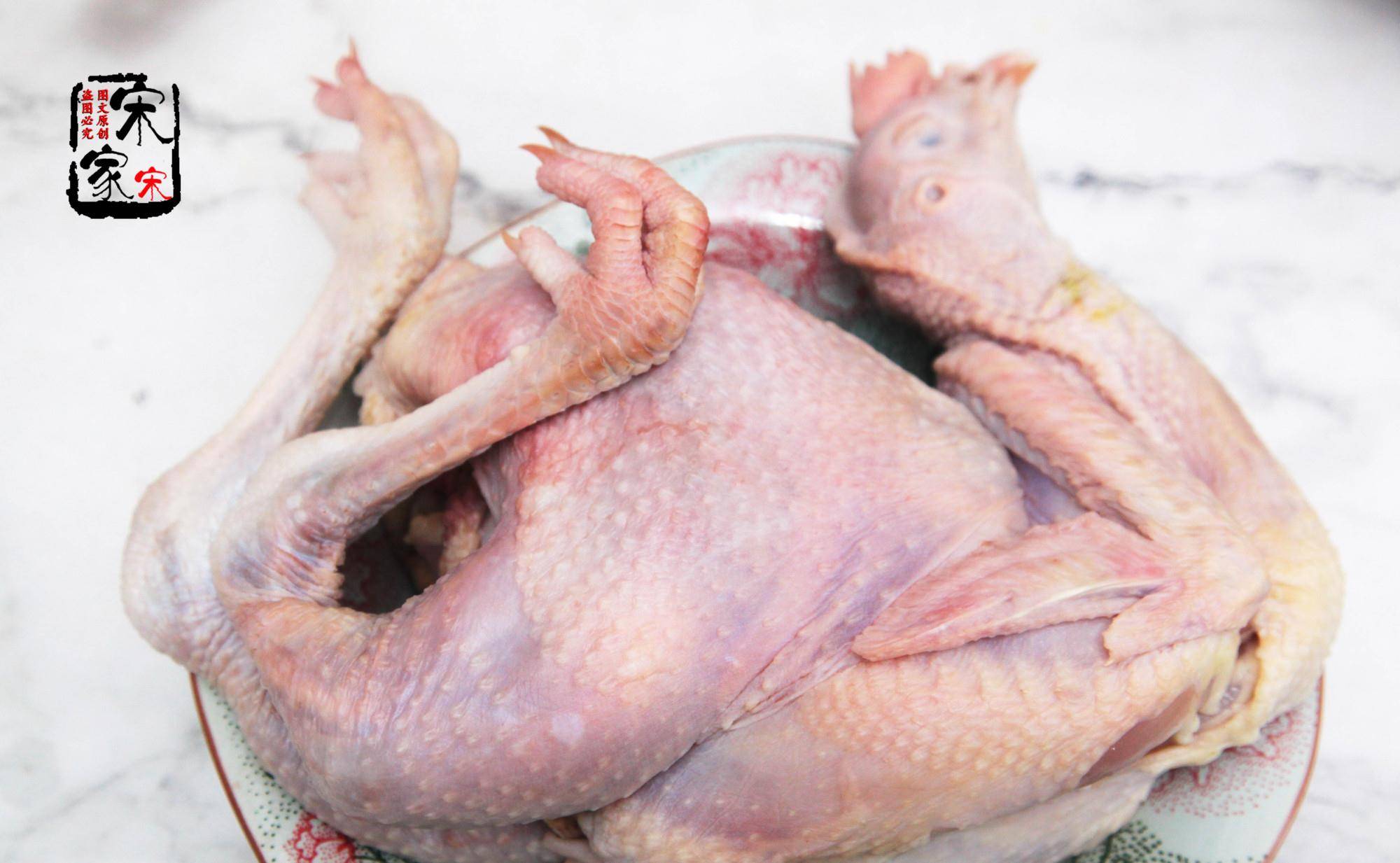 【食材】:柴鸡半只,葱姜适量,香菇少许,青红椒3-4个,甜面酱2大勺,豆瓣