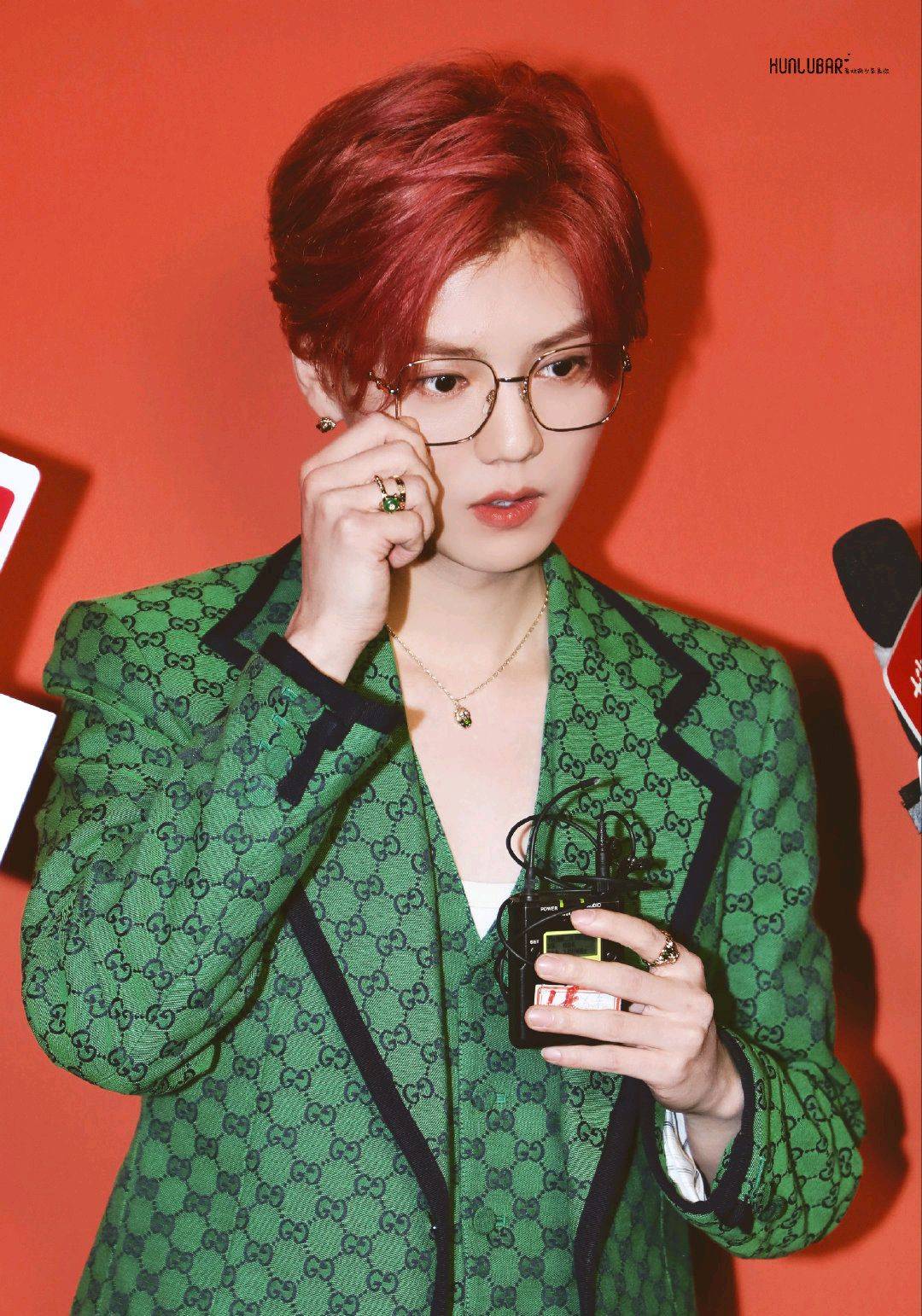 鹿晗亮相gucci品牌活动一头红发绿西服搭配金丝眼镜时尚又前卫