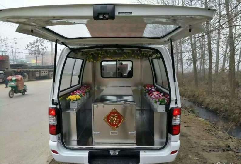 福建运殡葬悼念人员中巴翻车致9死,太不幸了!