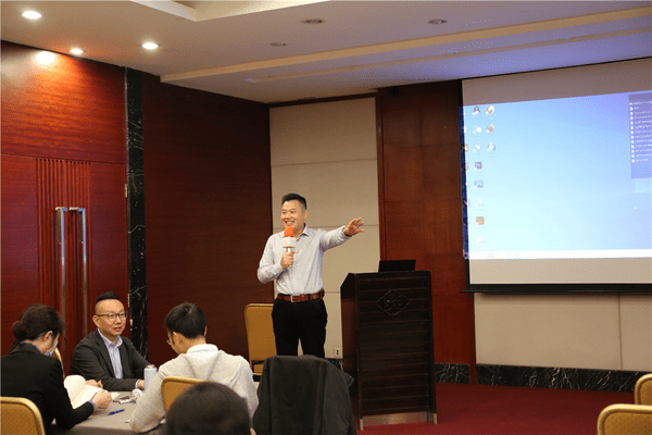 眼视光眼科连锁总院长,温州医科大学眼视光学硕士刘亚威先生发表致辞