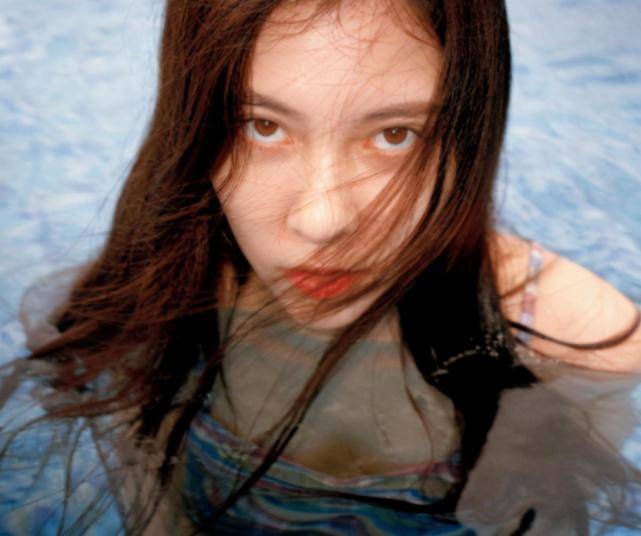 宋妍霏躲泳池里拍照,注意到藏在水下的身段,前任看了肠子该悔青