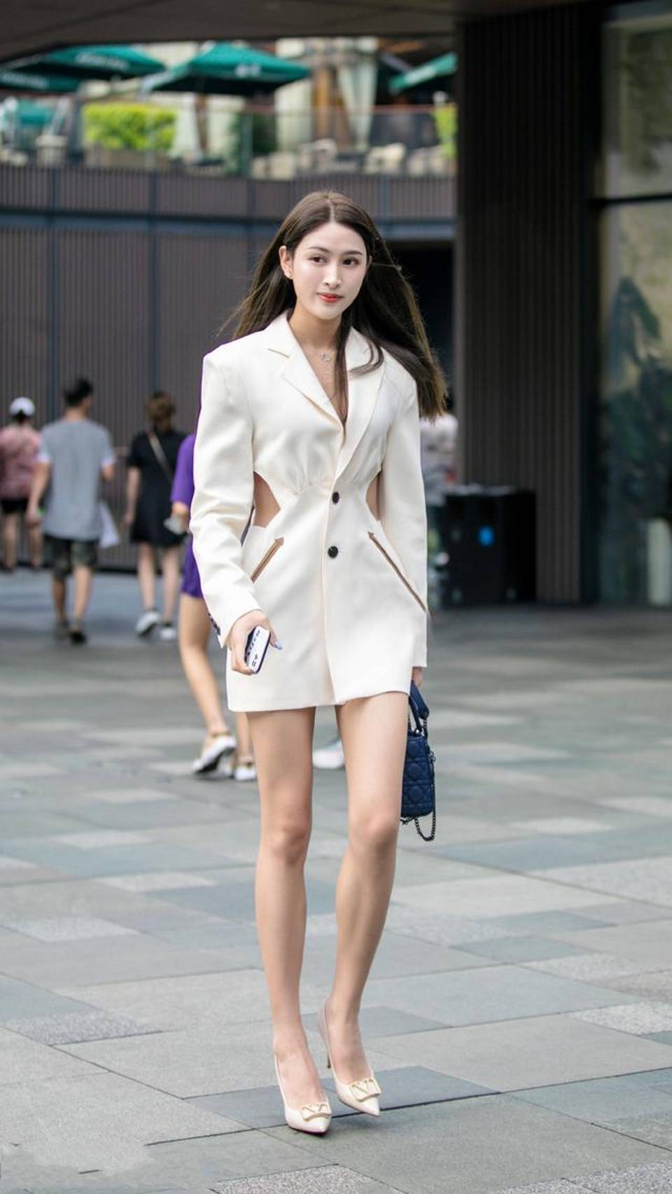 路人街拍,小姐姐搭配白色的吊带背心,提升气质还很性感_手机搜狐网