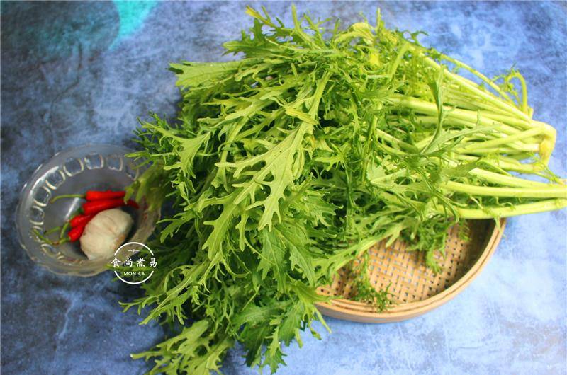 备好食材,雪里蕻是一种一年生的草本植物,是芥菜的变种,叶子深裂,边缘