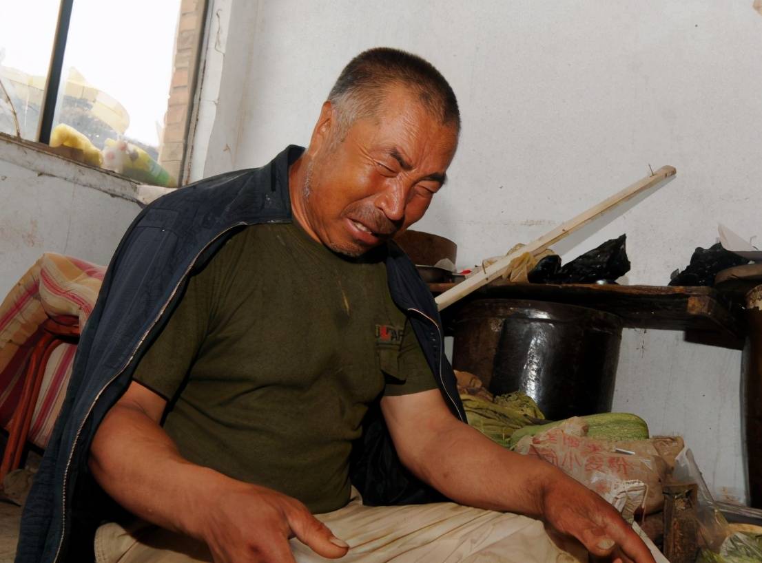 老父亲含辛茹苦养出985高材生,曾是全村骄傲,如今成反面教材_手机搜狐