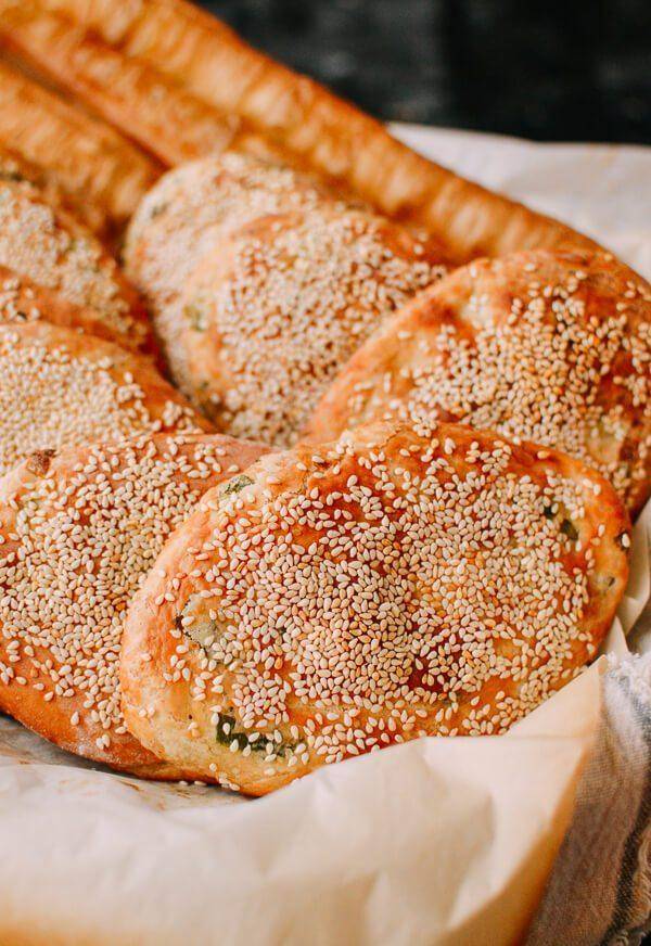 原创早餐吃什么来点烤出来的金黄酥脆正宗的老上海油酥大饼