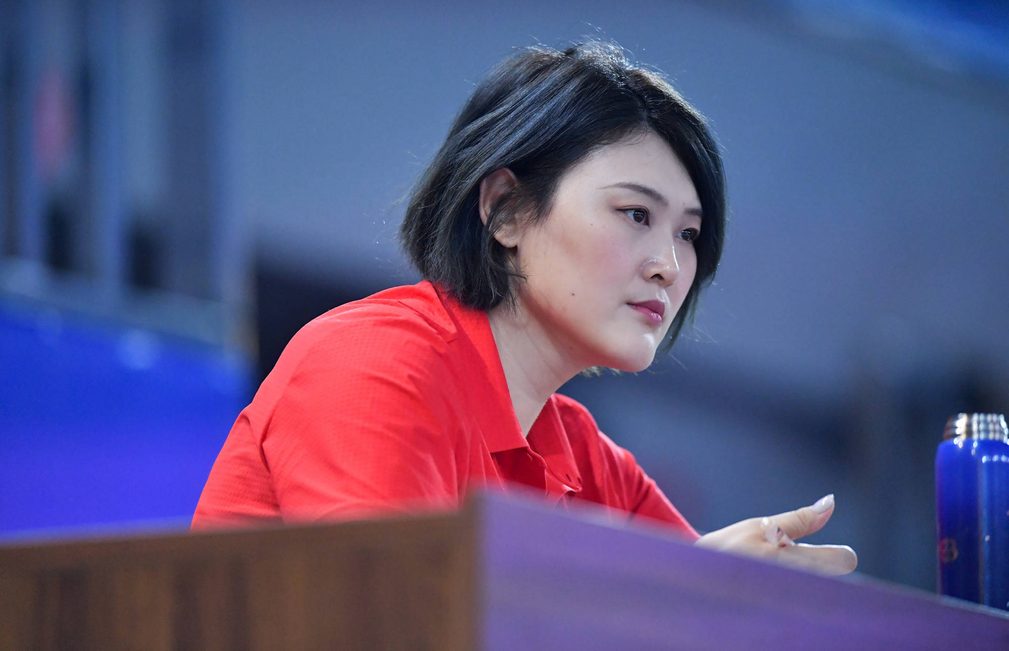 32岁球队总经理王一梅场边观赛,短发干练颜值高_手机搜狐网