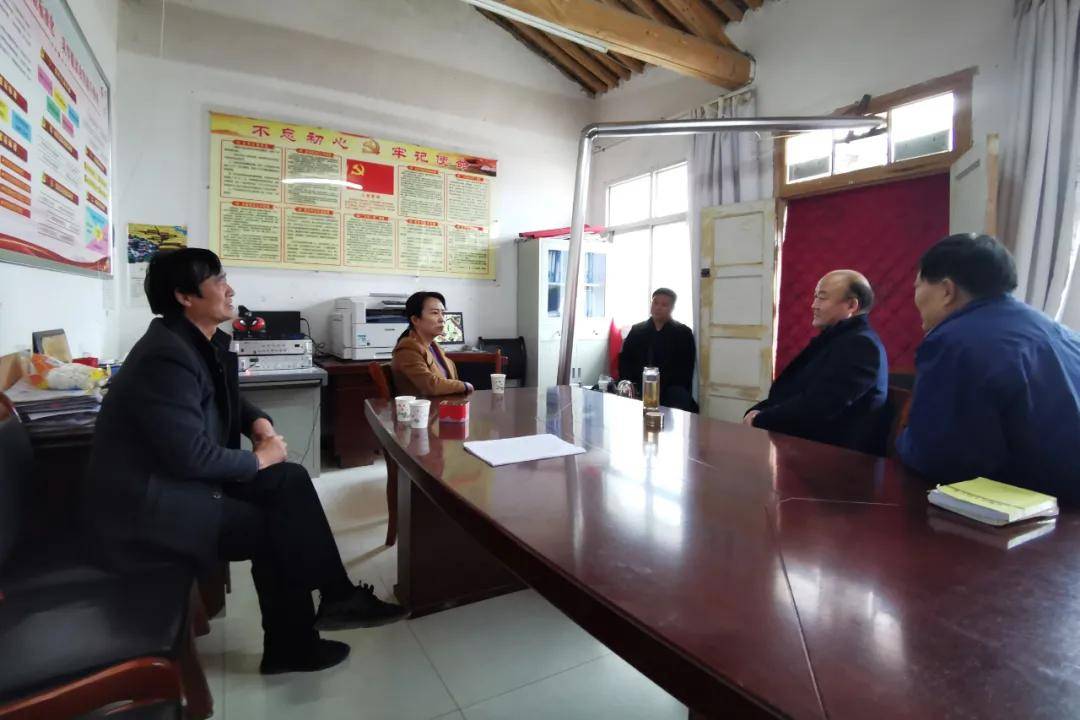 秦安县检察院检察长丁莉带队督导魏店镇山上湾村 驻村帮扶工作