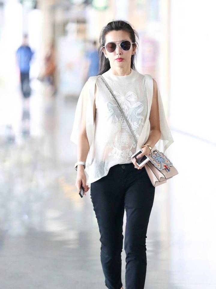 李冰冰天生就有贵妇范条纹衬衫霸气走机场休闲装也遮不住英气