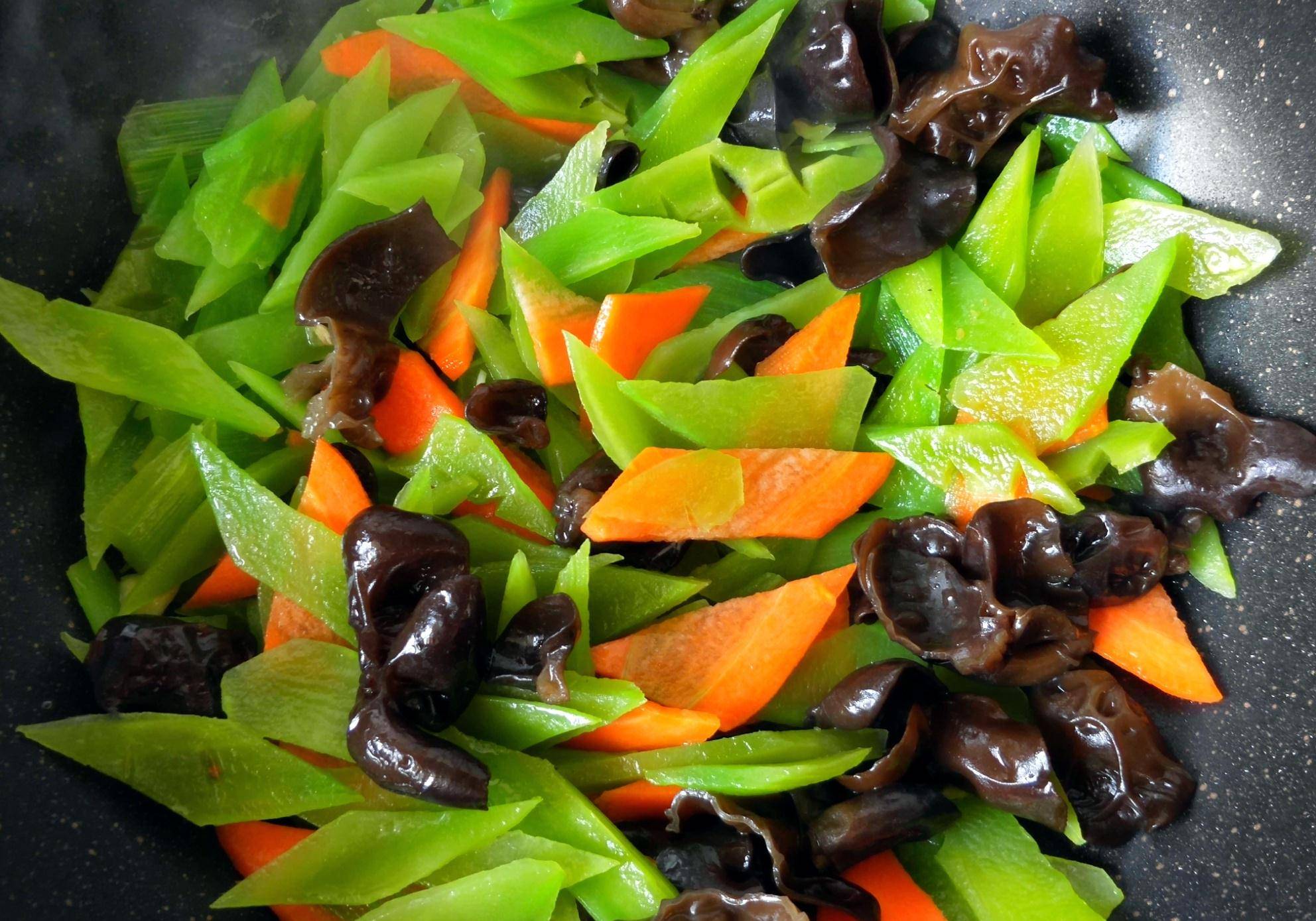 步骤七:放胡萝卜 木耳翻炒.