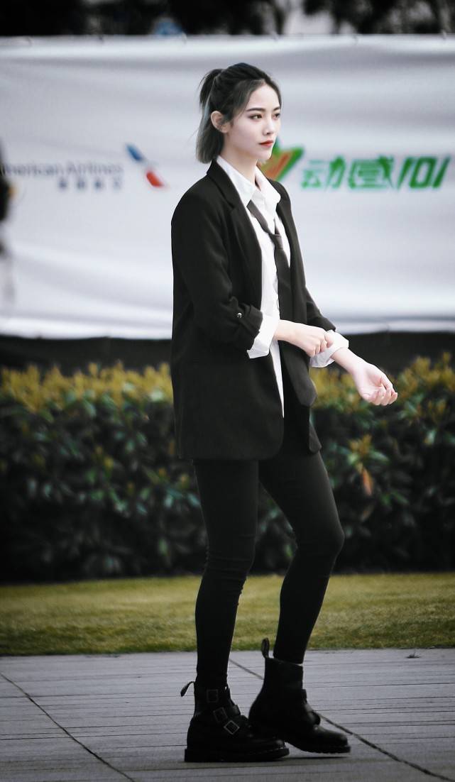 许佳琪将白衬衫塞进裤子里,可以很好地提升腰线,更显腿长,一双大长腿