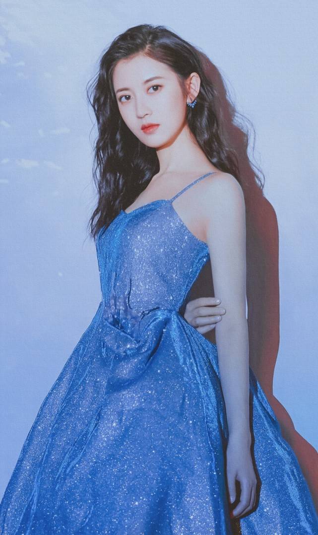 穿蓝色星空裙美丽动人,我一女孩看了都稀罕_手机搜狐网