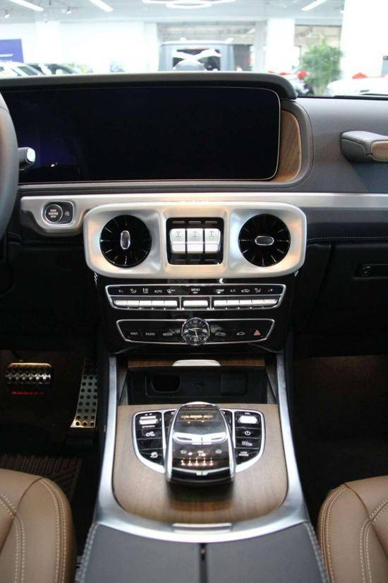 20款奔驰g500中控台中央位置,精心按照1中,2后,3前顺序安放有三把锁的