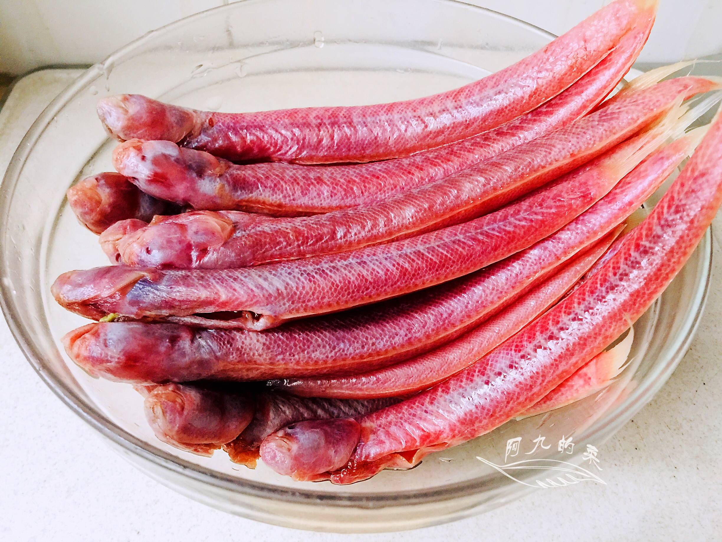 【材料】赤领鱼1斤,菜脯1个,蒜瓣几个,食用油适量,蚝油3勺,酱油1勺