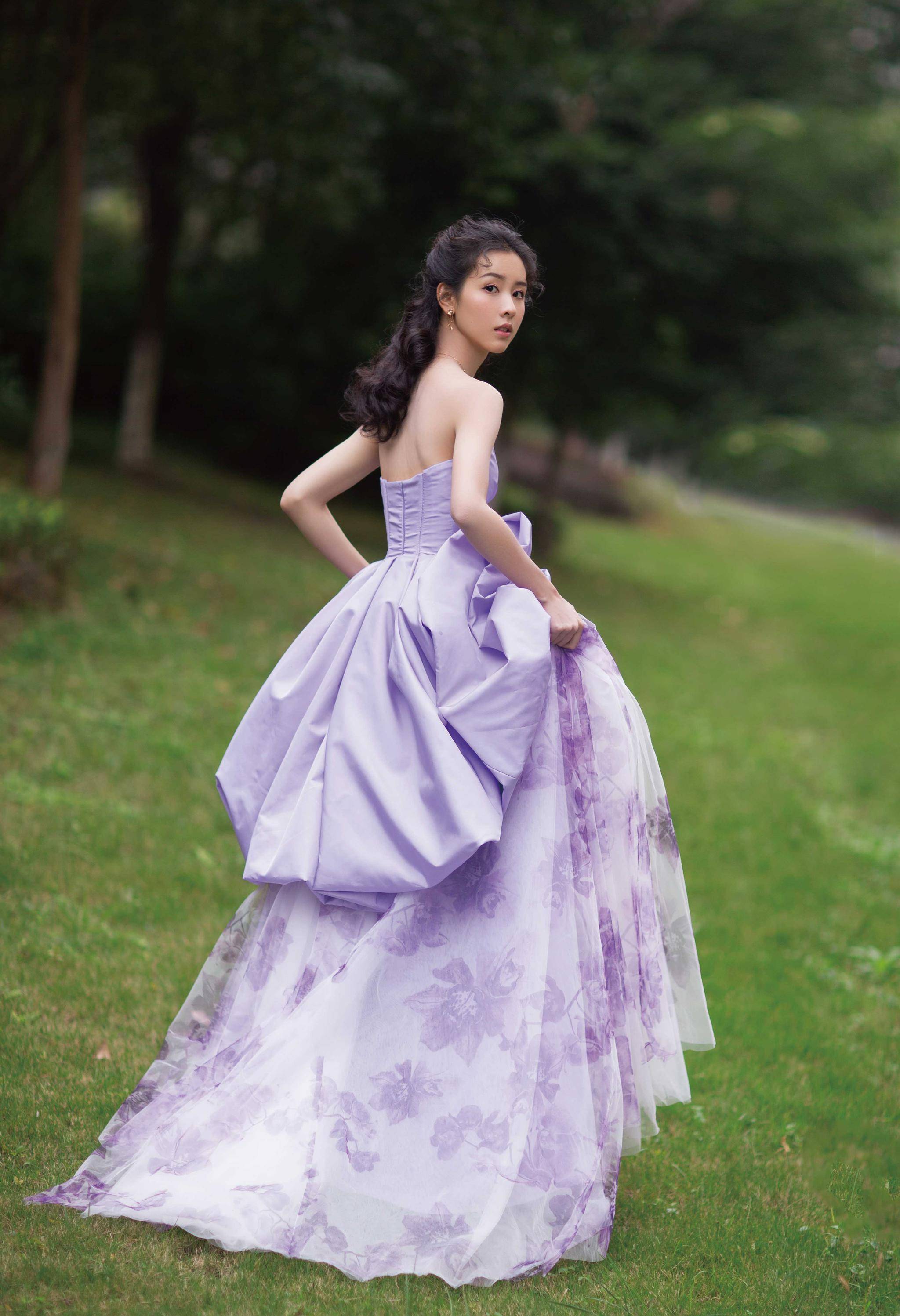 陈都灵中国网络电影节化身凡尔赛公主飘逸长裙演绎别样温柔