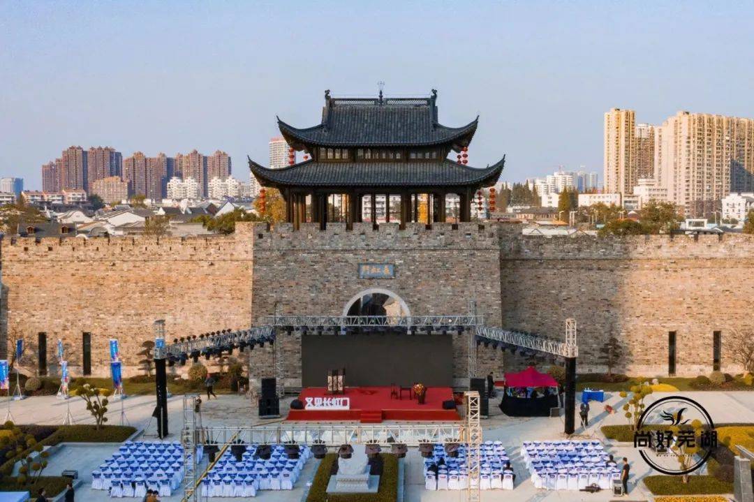 10月30日晚,安徽省芜湖市恢复重建的芜湖古城长虹门点亮了绚烂的