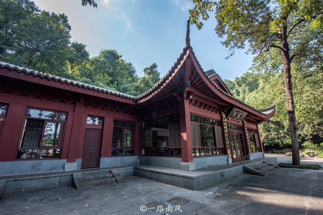 原创杭州西湖畔三生石,被很多人视为姻缘石,较早传说和两个男人有关