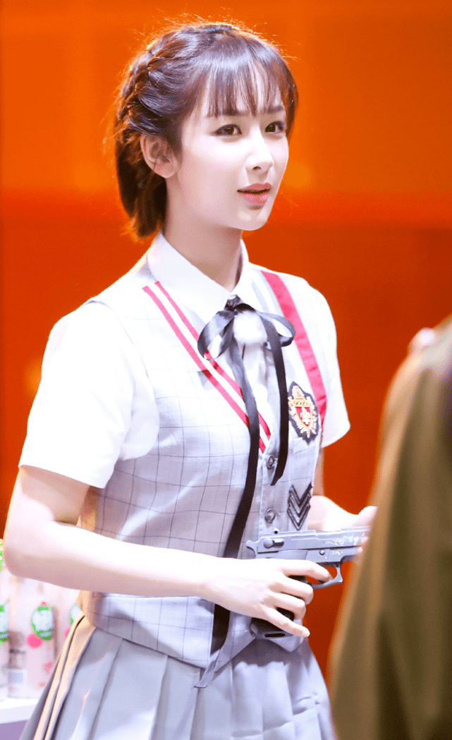 杨紫自认穿不了jk制服,导演要求她换上后,意外成小花中最甜的_手机