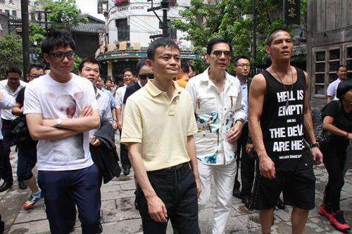 原创马云好兄弟钱峰雷在港被砍伤尹国驹和向华强发出江湖通缉令