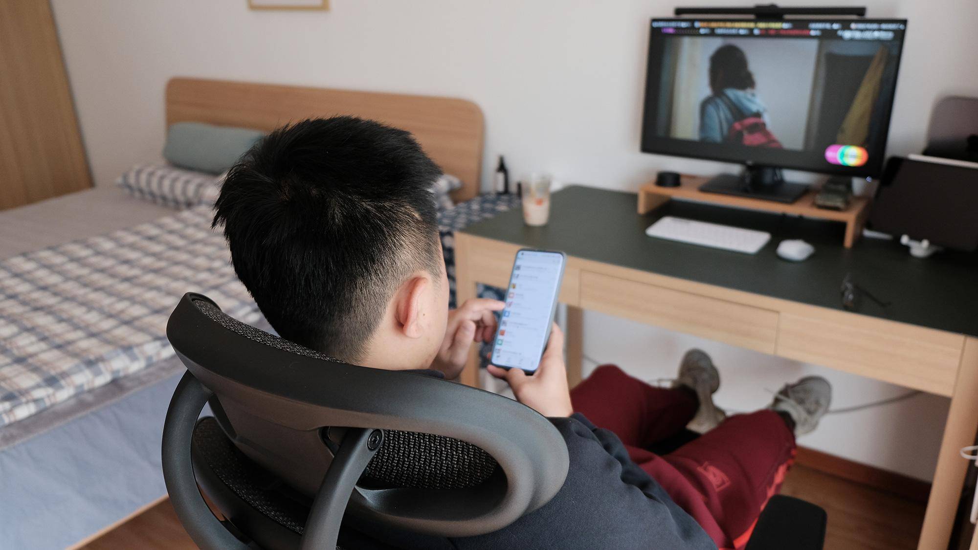 我终于也可以半躺着追剧.ue toto工学椅体验