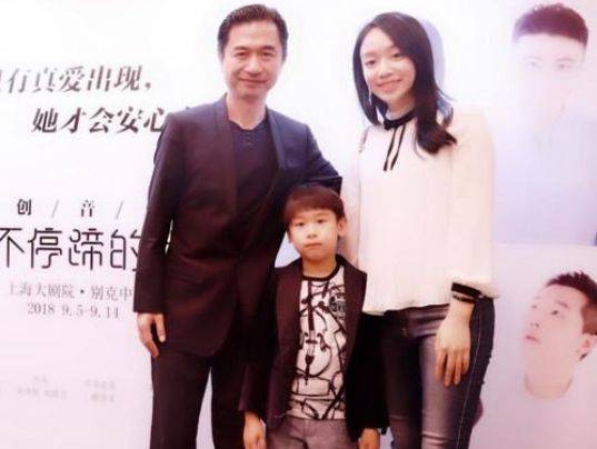 原创他爱上小24岁娇妻结婚时妻子还在上学现46岁老来得子成赢家