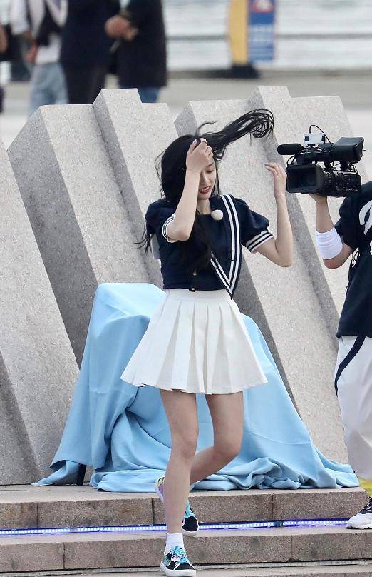 吴宣仪跑男路透生图曝光,看到破洞裤破洞的位置,一般人hold不住