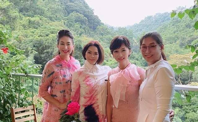 66岁赵雅芝晒好友聚餐同框同龄人差距太大粉蕾丝裙美成少女