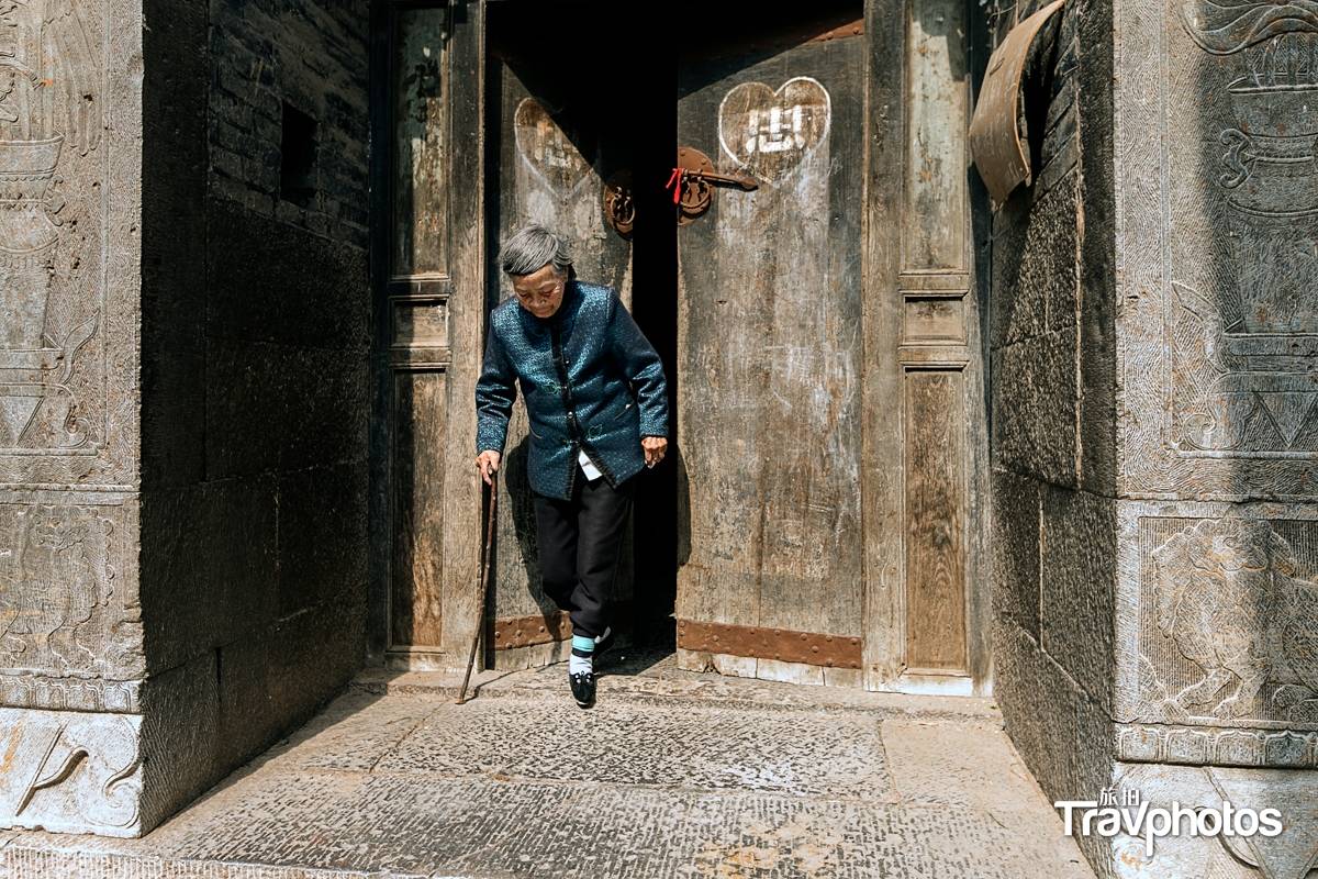 华人女摄影师镜头下的中国小脚奶奶,从缠足到直播跨越时代