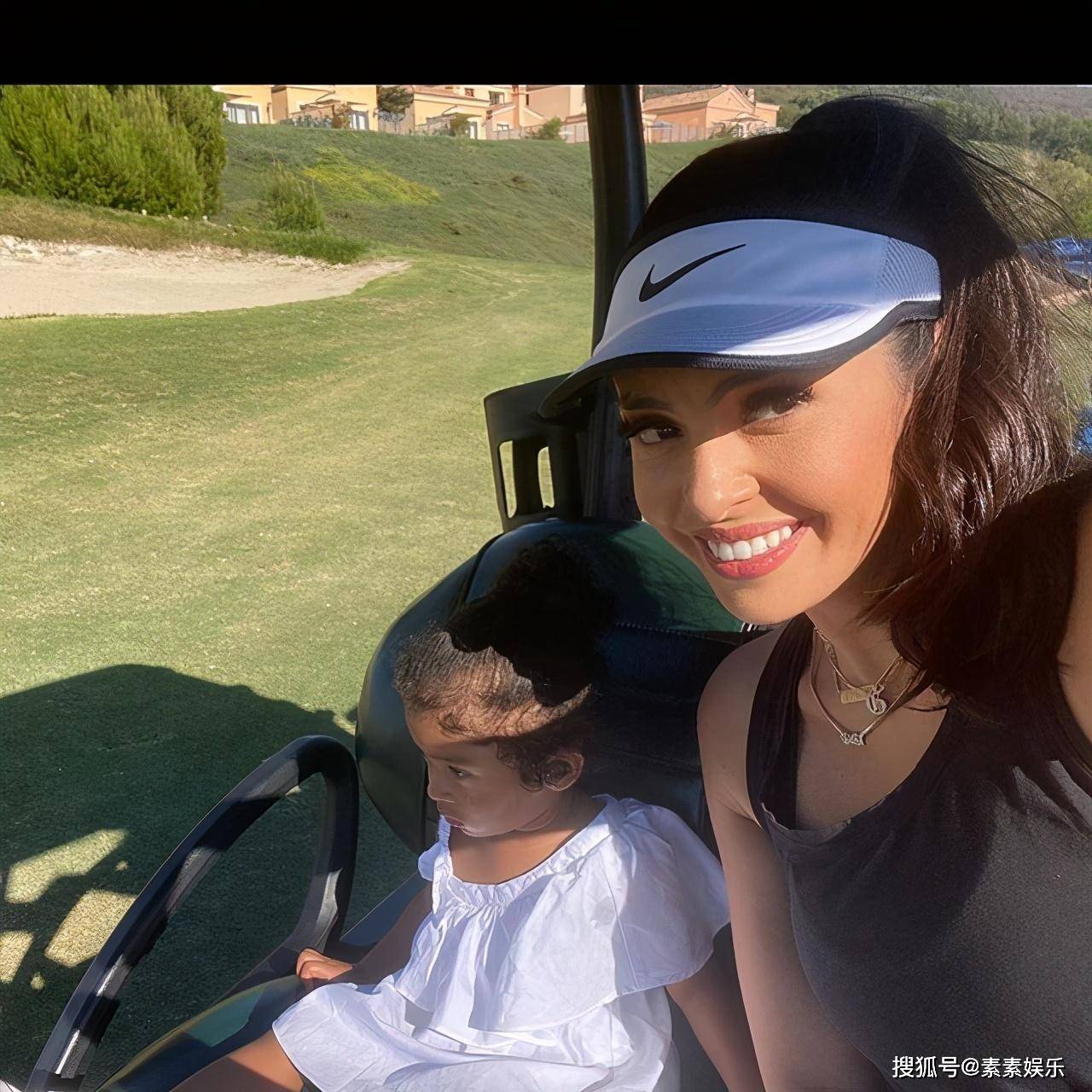 原创科比妻子提前准备圣诞节礼物带孩子们到高尔夫球场接受训练