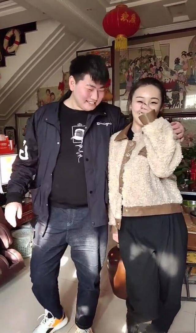 大衣哥亲家开直播女儿陈亚男出镜助力父女样貌如复制粘贴