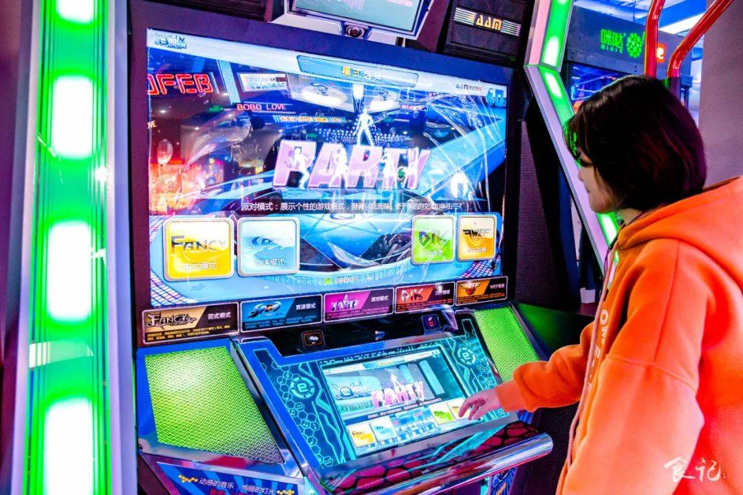 天空塔结合了推币机和彩票机的两种玩法如果你