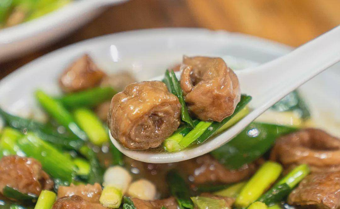 吃完肥腻的,再叫个苦瓜沙螺汤润润喉,汤水淡中带鲜,苦瓜脆生,苦得十分