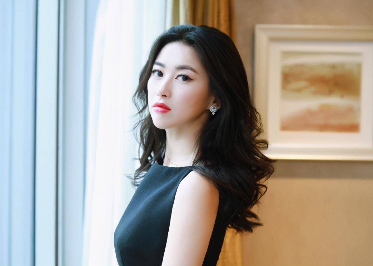 朱珠不愧是中国最美一袭小黑裙高贵又女人骨子里透着魅力