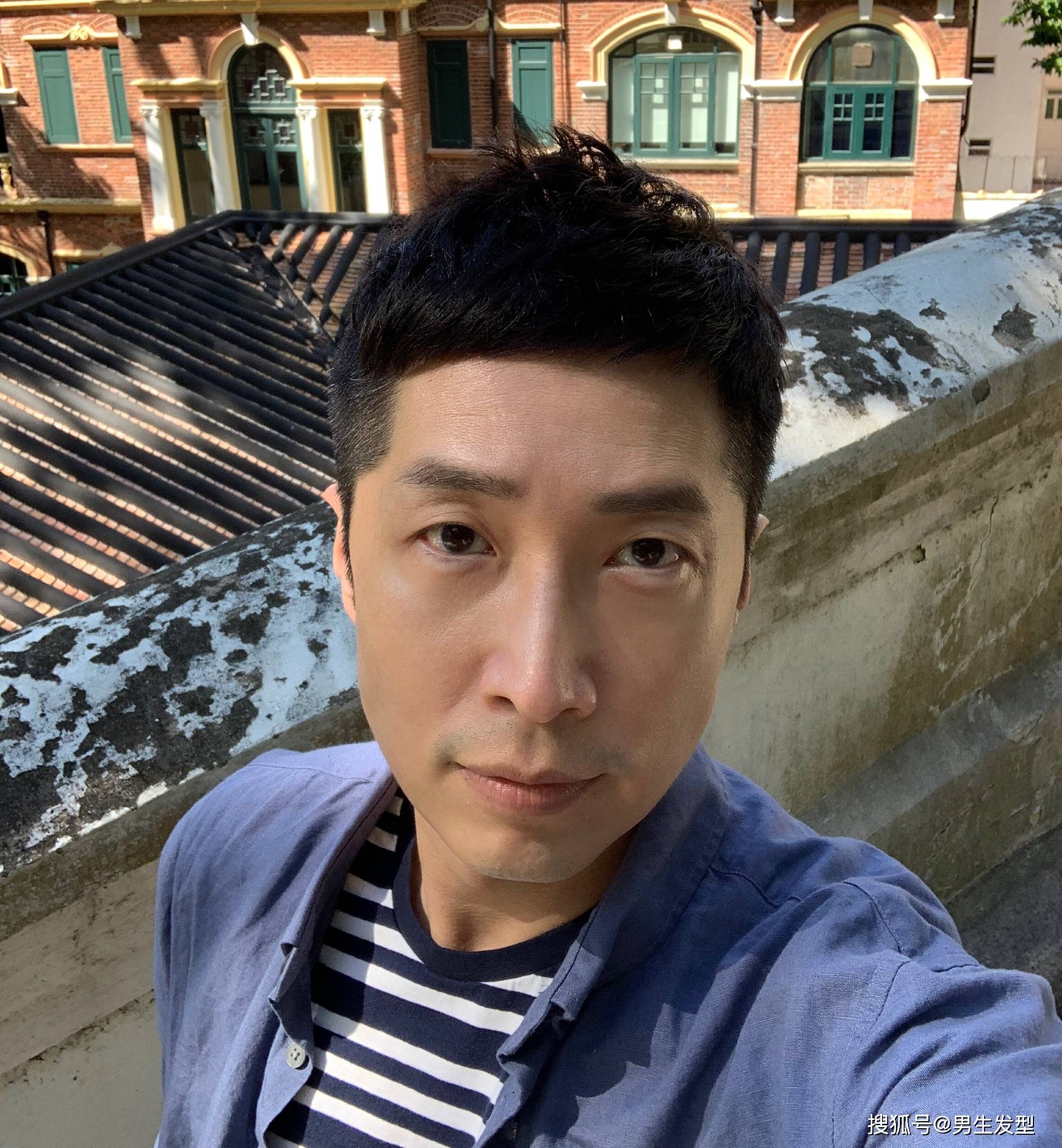 49岁马浚伟剪"栗子头"超好看,发型帅气减龄,小玄子依旧年轻