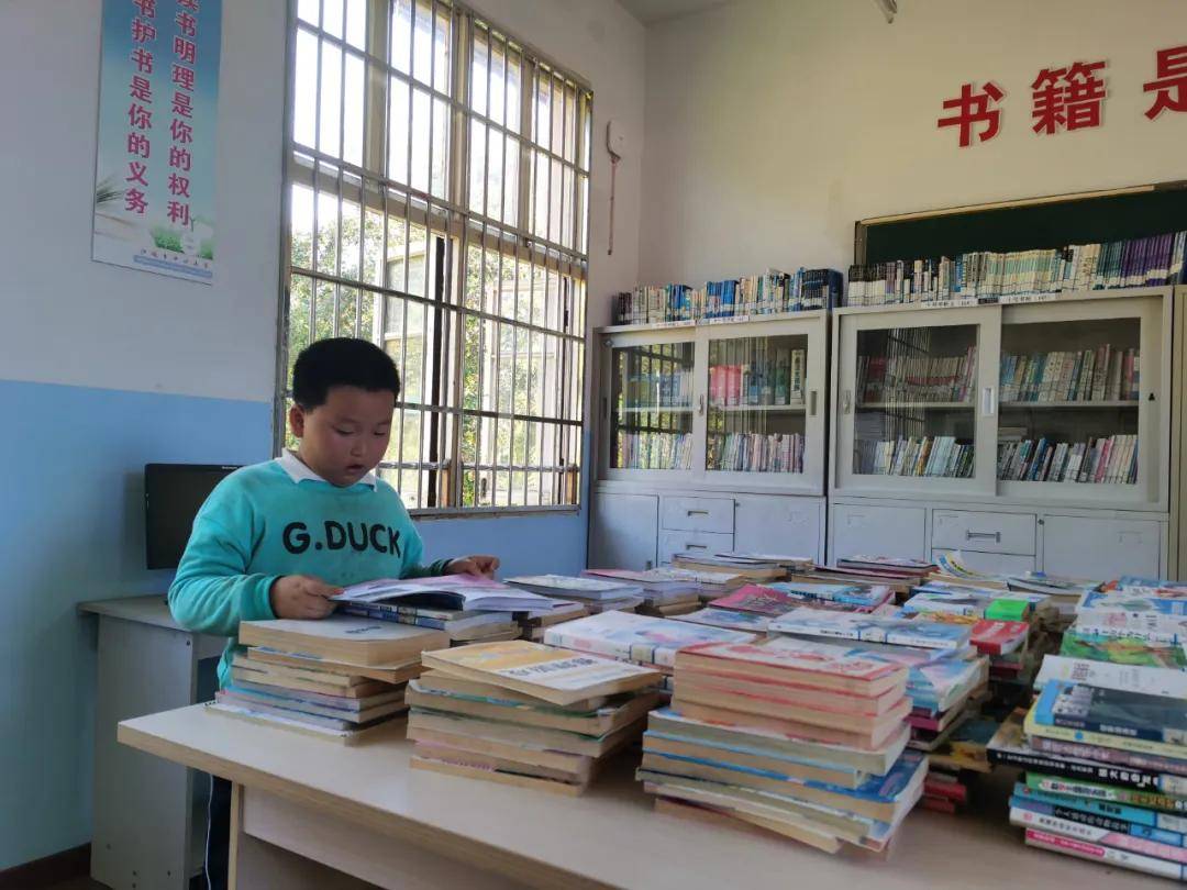 金华市少年儿童图书馆为山区留守儿童送书