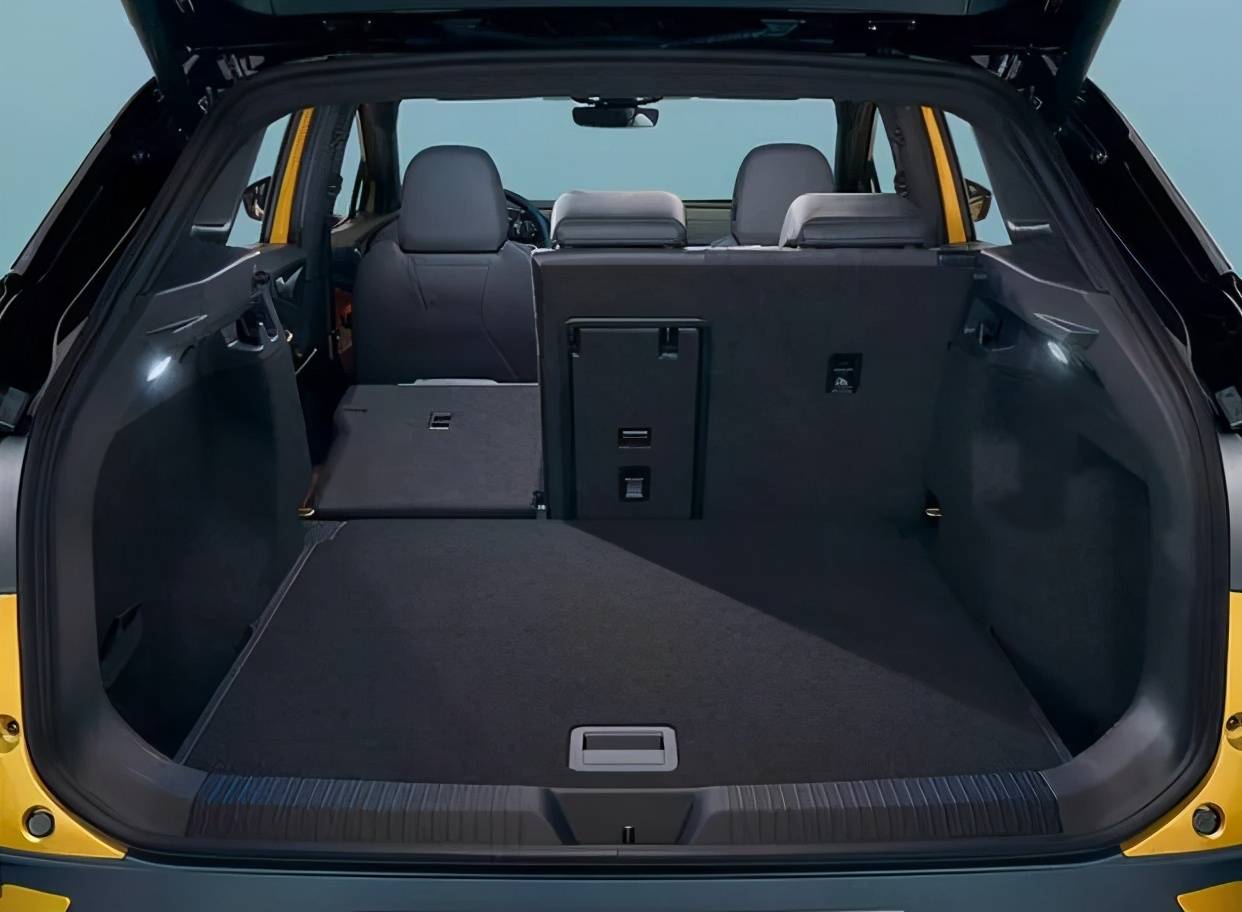 4 x的后备箱空间规整,容积为494-1546l,而且后排座椅支持4:6比例放倒