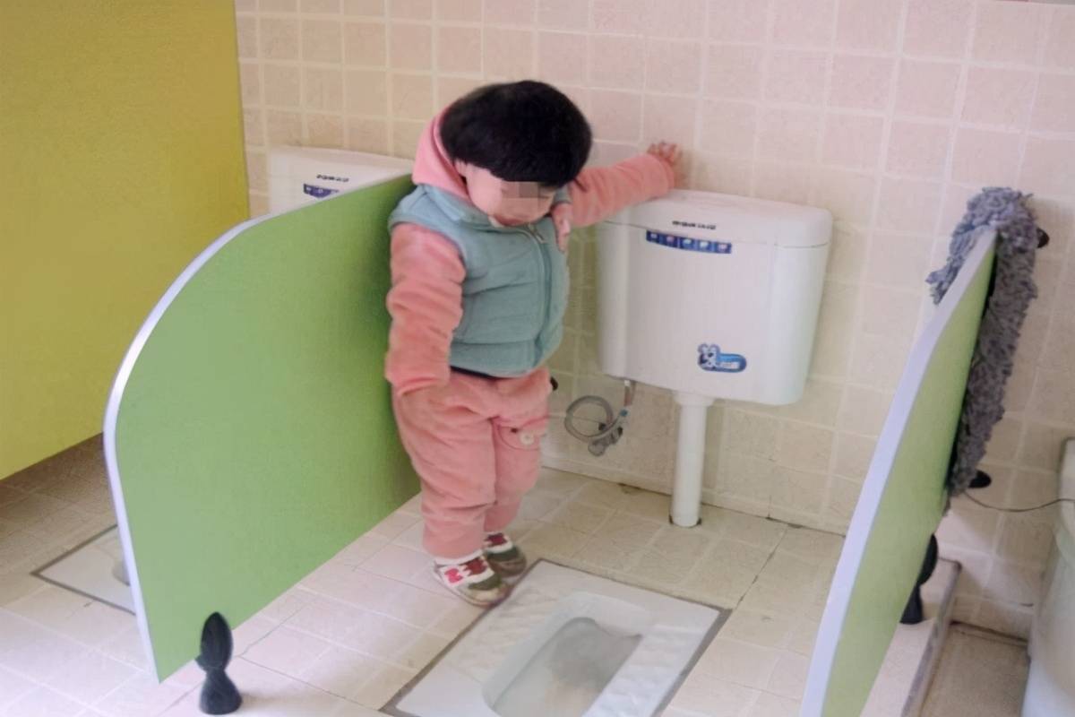 3岁女孩每天穿尿不湿上学,老师:如果还穿,就不要来上学