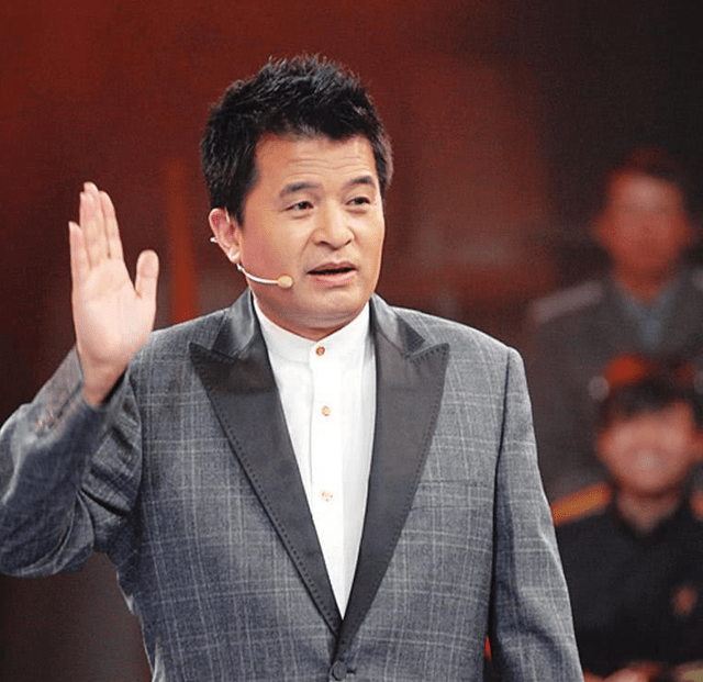 央视"名嘴"毕福剑:被曝新情况,登台献唱时摸女子头发