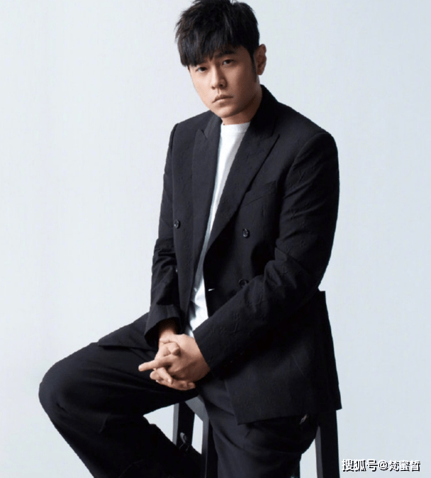 穿着一套黑色西装的周杰伦向众人展示了成功男人的风范与气质,坐在高