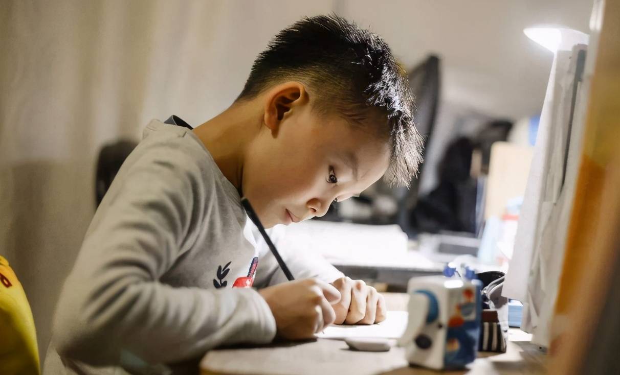 学生最常见的4种写作业方式边听歌边写不算啥最后一个是高手