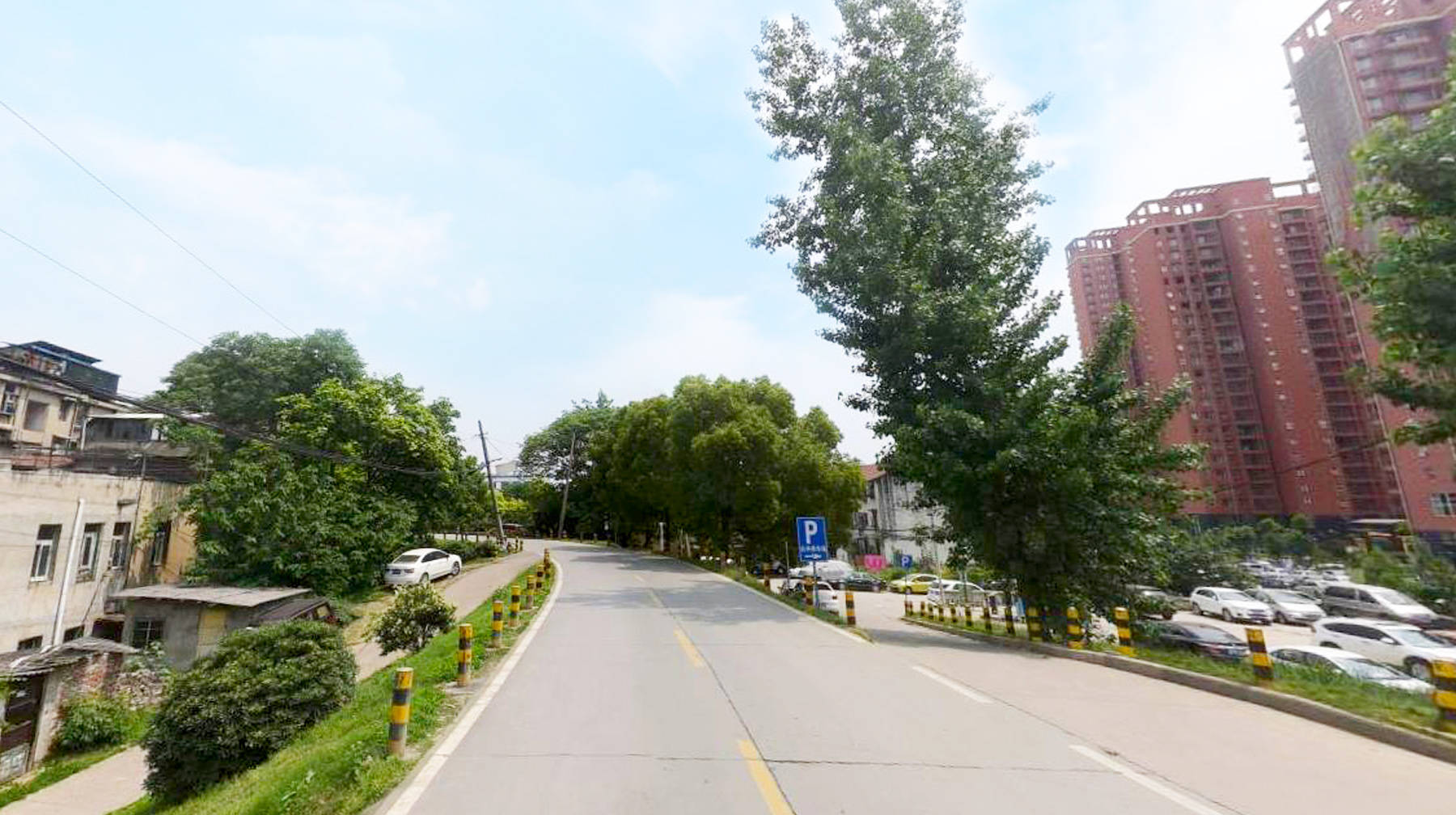 原创武汉城区有条悬在屋顶的马路:外形酷似堤坝,开车经过像走高架桥