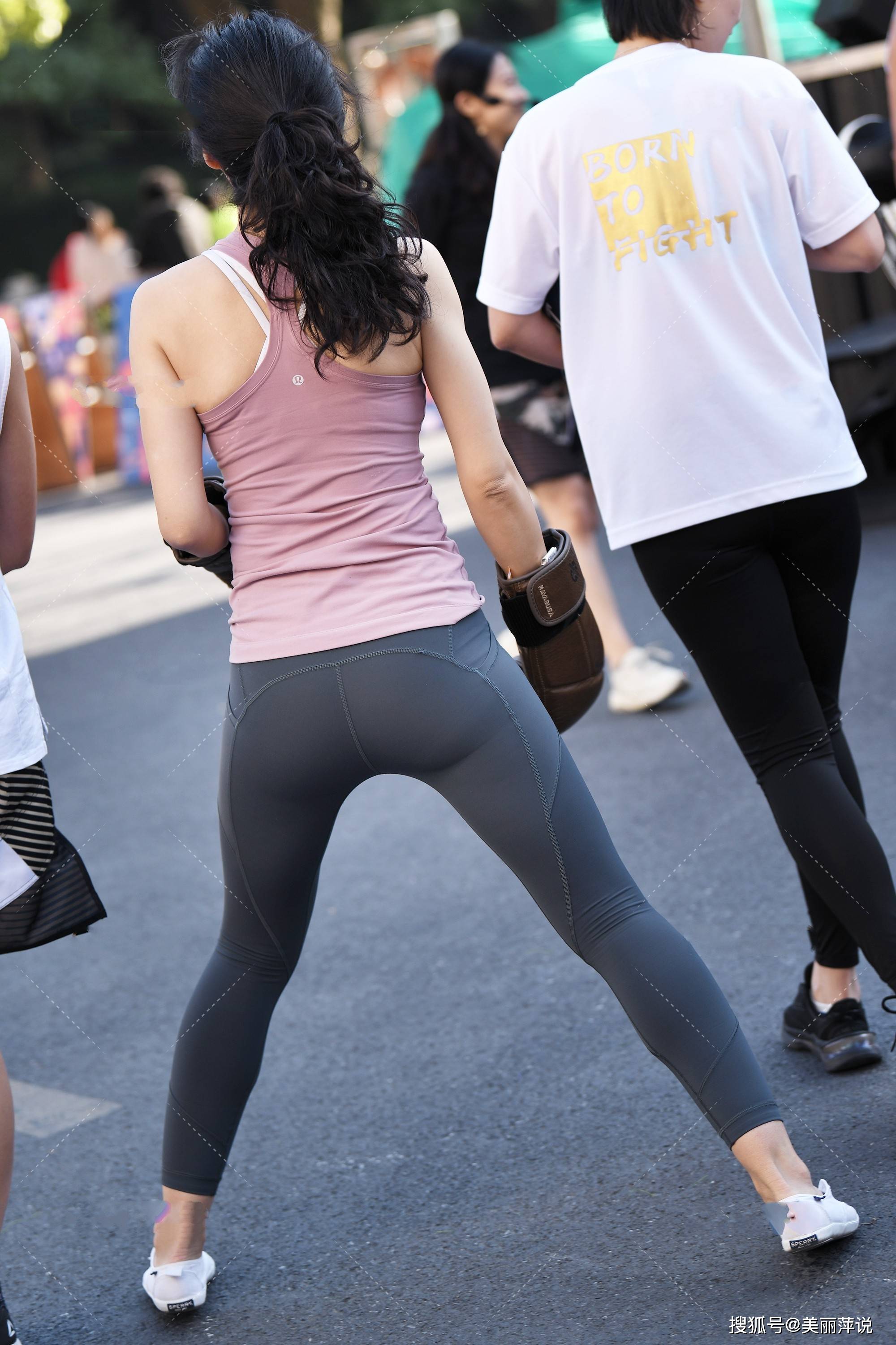 美女街拍:背心搭配运动裤,锻炼的时候可以穿,日常生活中也能这样穿