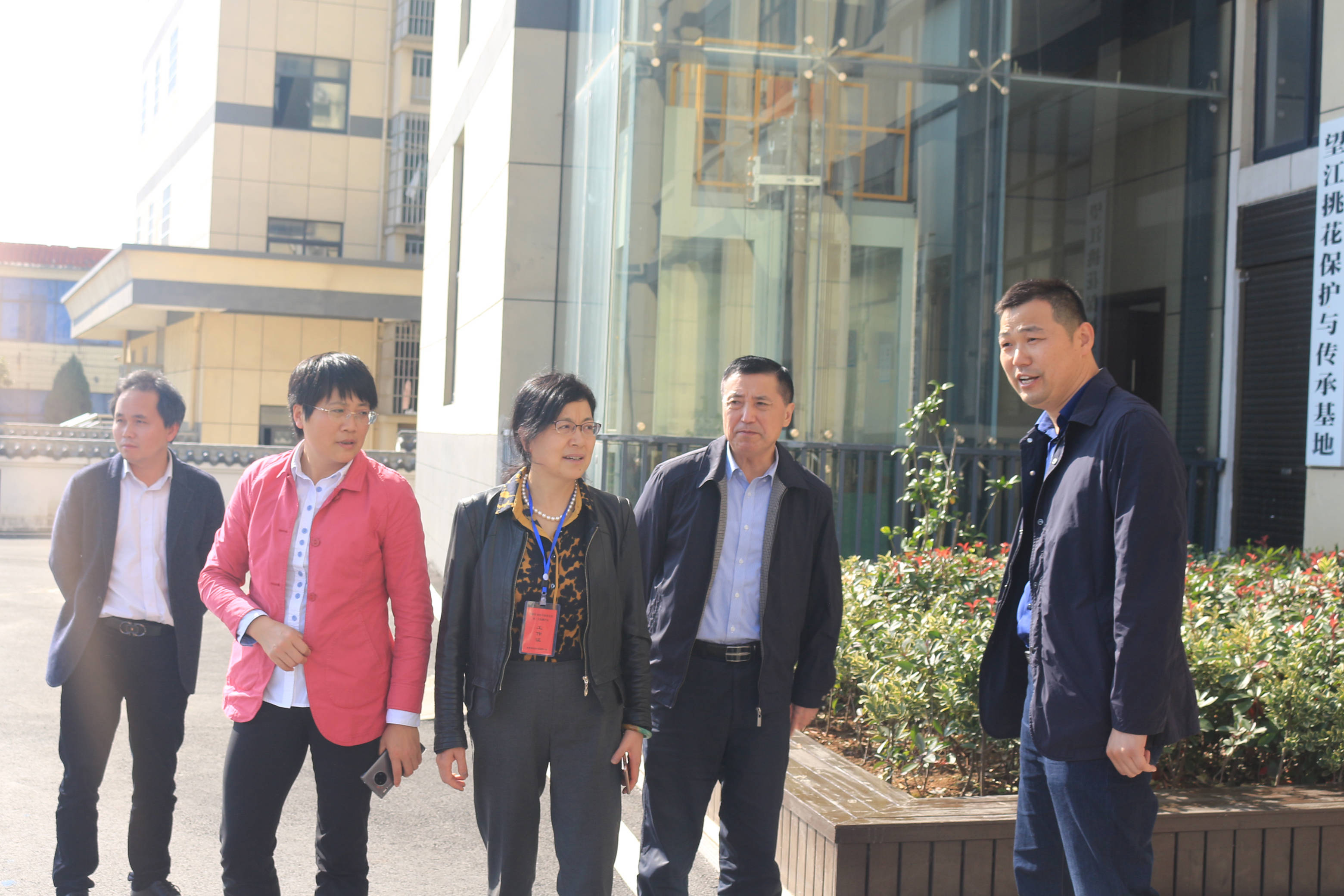 蔡俊萍,李跃云等领导到校后即深入到该校国家非遗望江挑花保护与传承