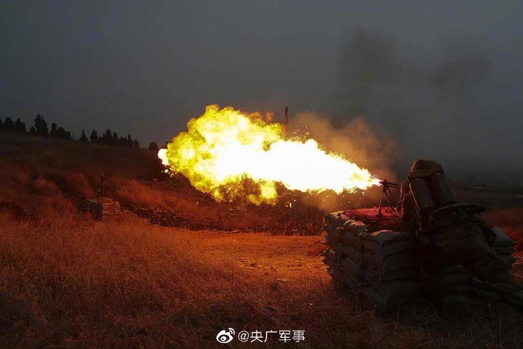 "指挥员一声令下,喷火兵迅速占领有利地形,卧倒,据枪,瞄准,击发,整套